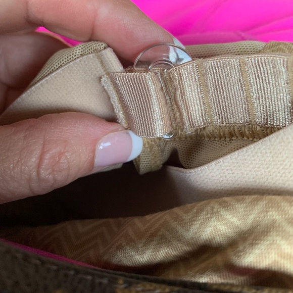 Lululemon top with built in bra - Picture 6 of 6